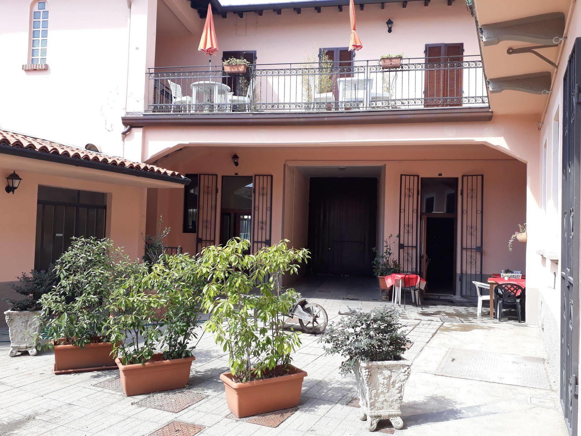 La Corte Del Poeta Hotell Buscate Exteriör bild